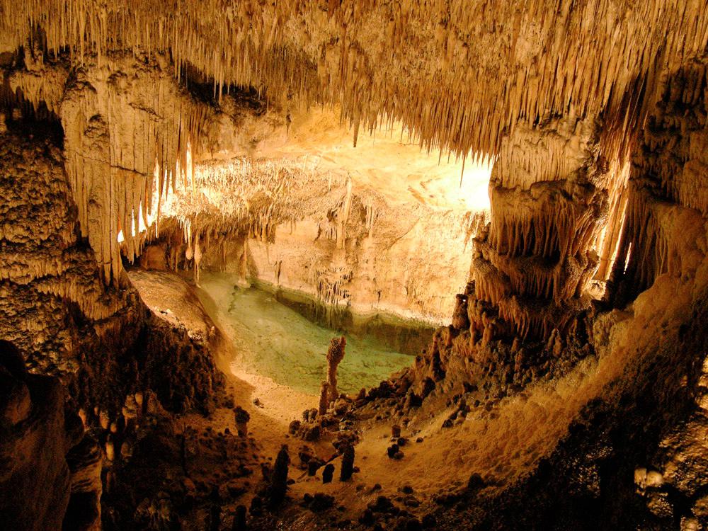 Cuevas del Drac con luz artificial